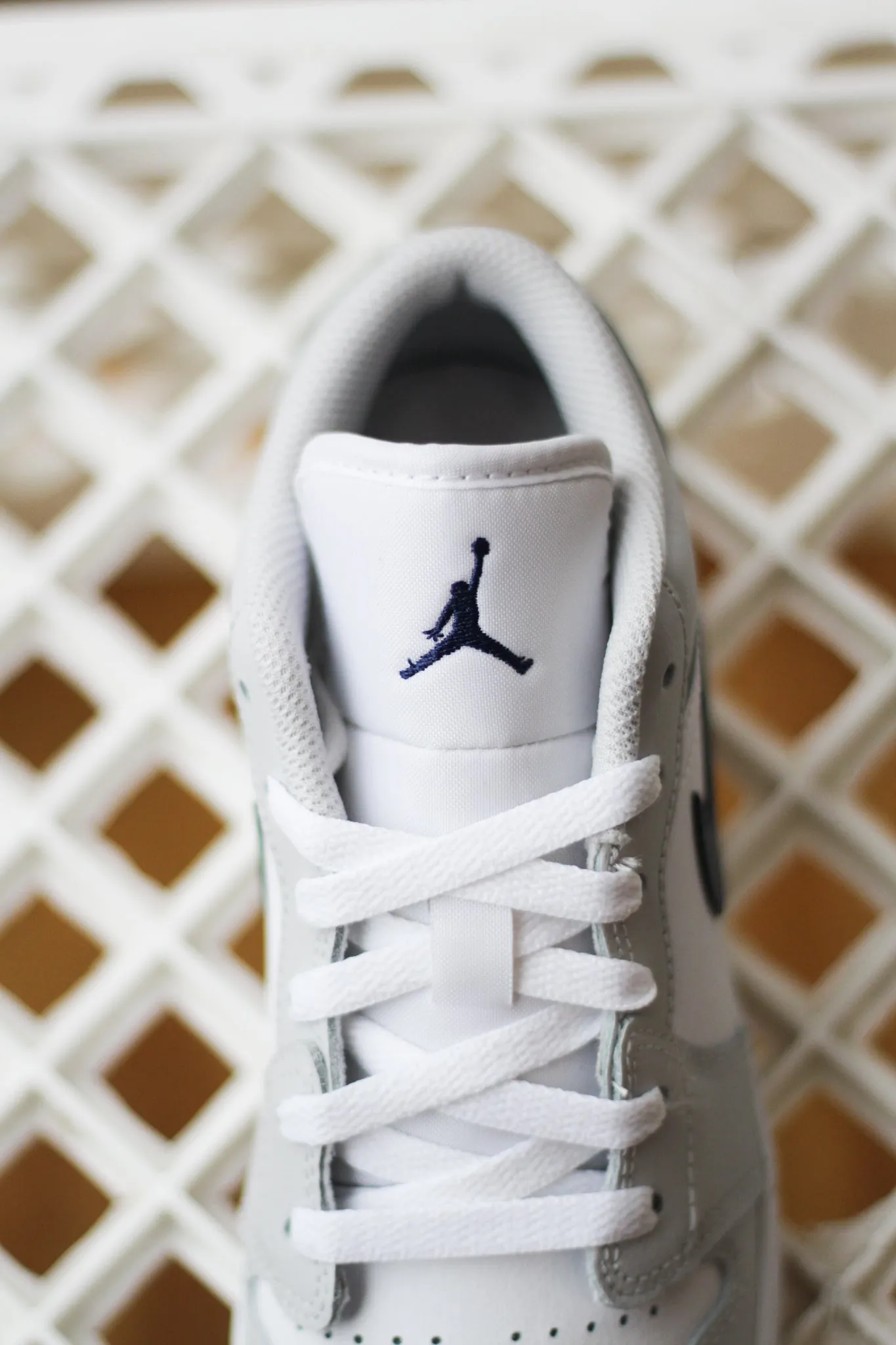AIR JORDAN 1 LOW (GS) "WHITE/MIDNIGHT NAVY-NEUTRAL GREY"