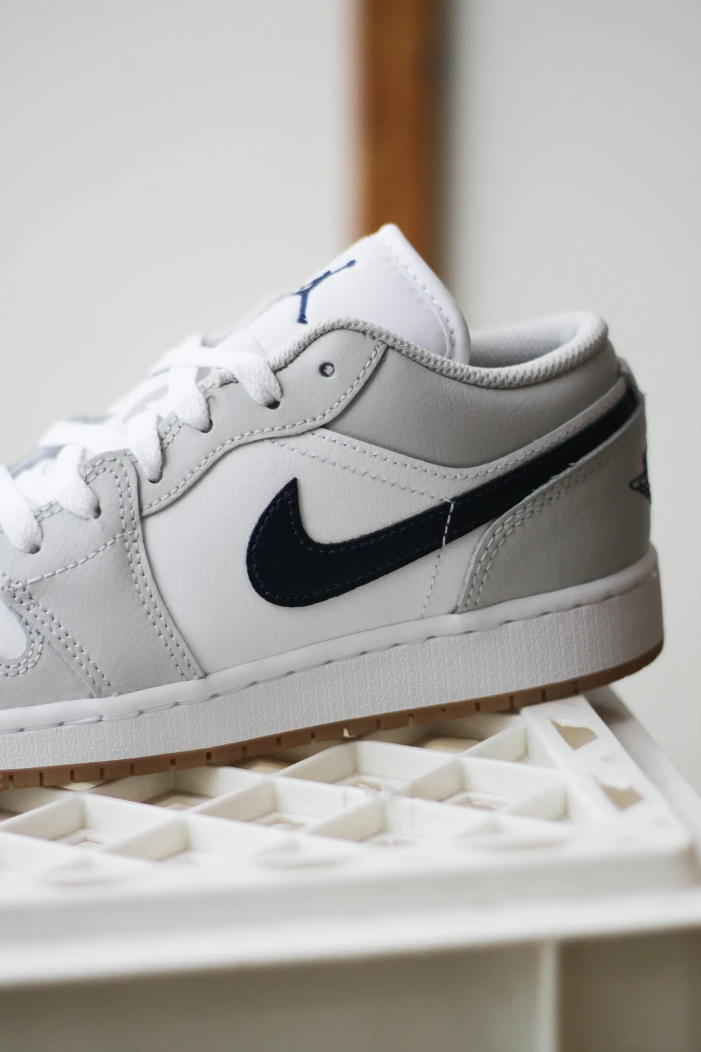 AIR JORDAN 1 LOW (GS) "WHITE/MIDNIGHT NAVY-NEUTRAL GREY"
