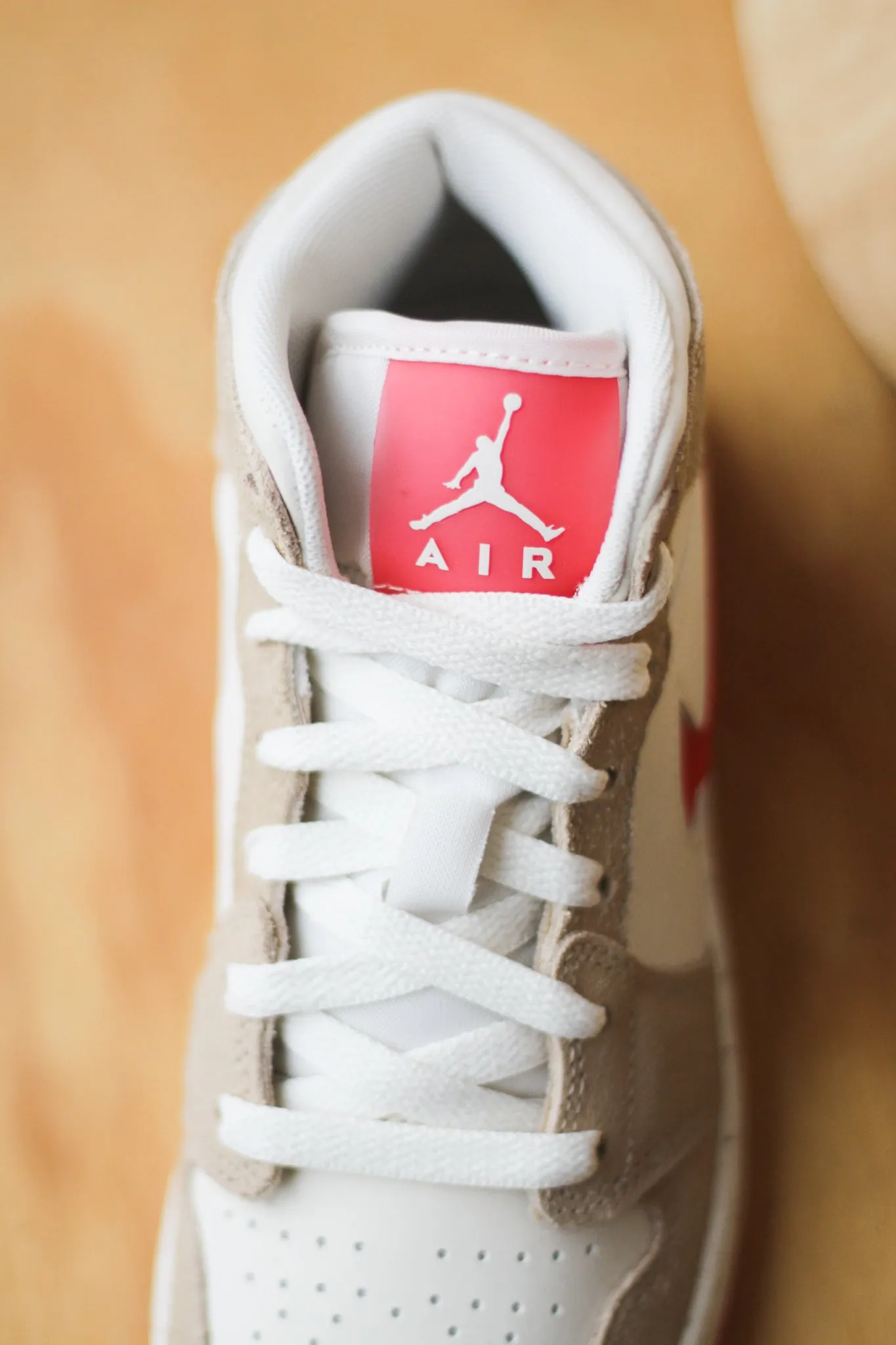AIR JORDAN 1 MID SE (GS) "DESERT/FUSION RED-PALE IVORY"