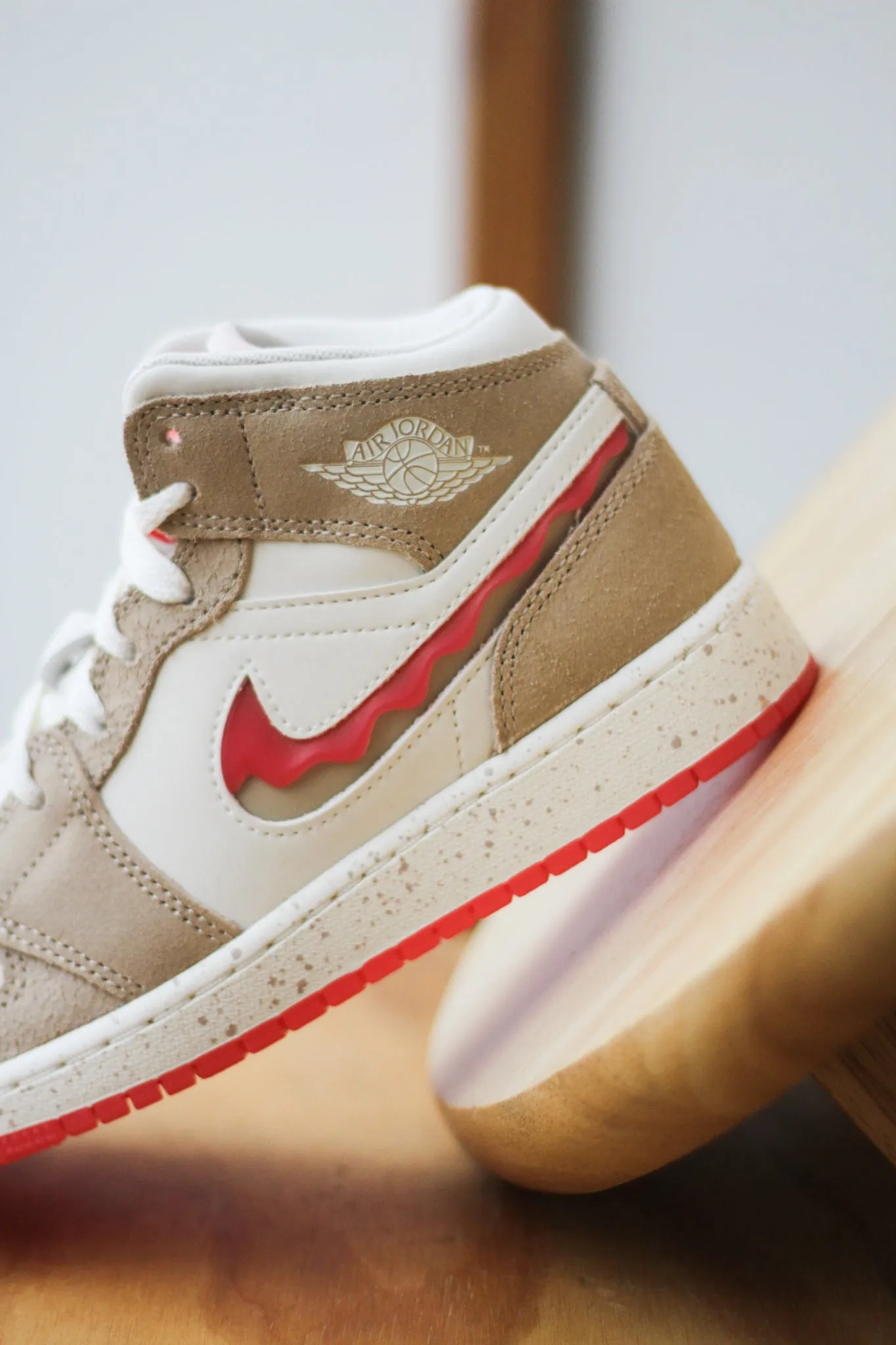 AIR JORDAN 1 MID SE (GS) "DESERT/FUSION RED-PALE IVORY"