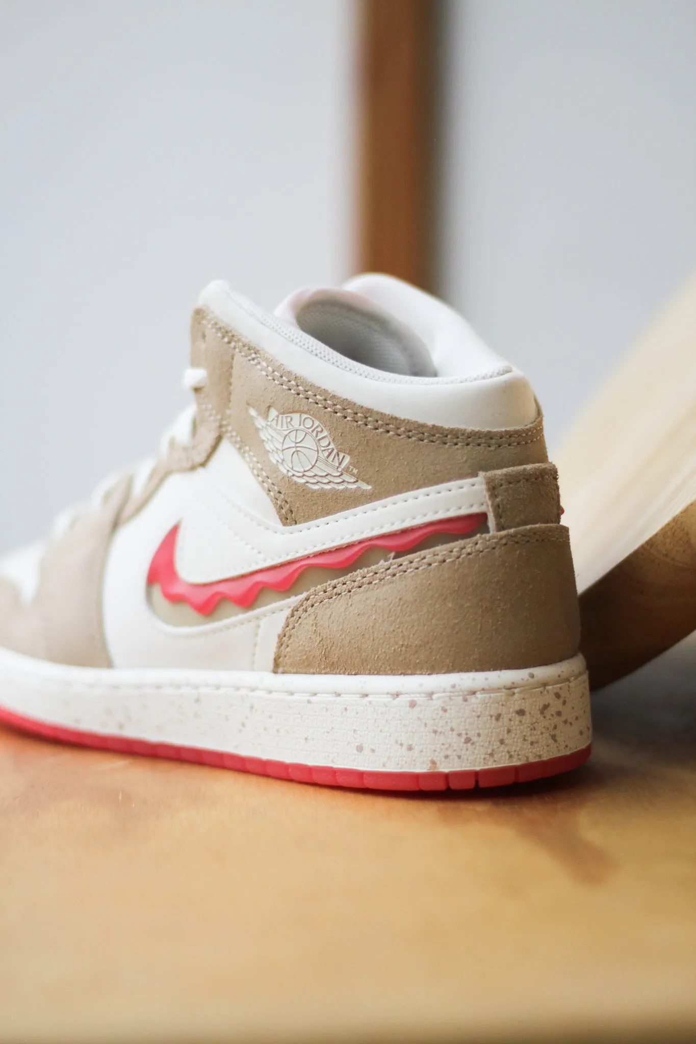 AIR JORDAN 1 MID SE (GS) "DESERT/FUSION RED-PALE IVORY"