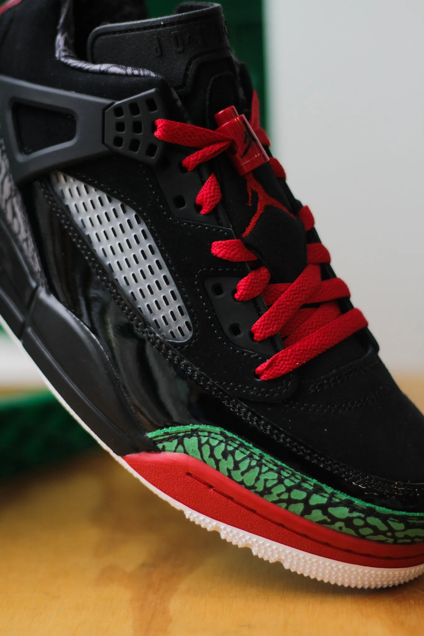 AIR JORDAN SPIZIKE LOW "BLACK/VARSITY RED-CLASSIC GREEN-WHITE"