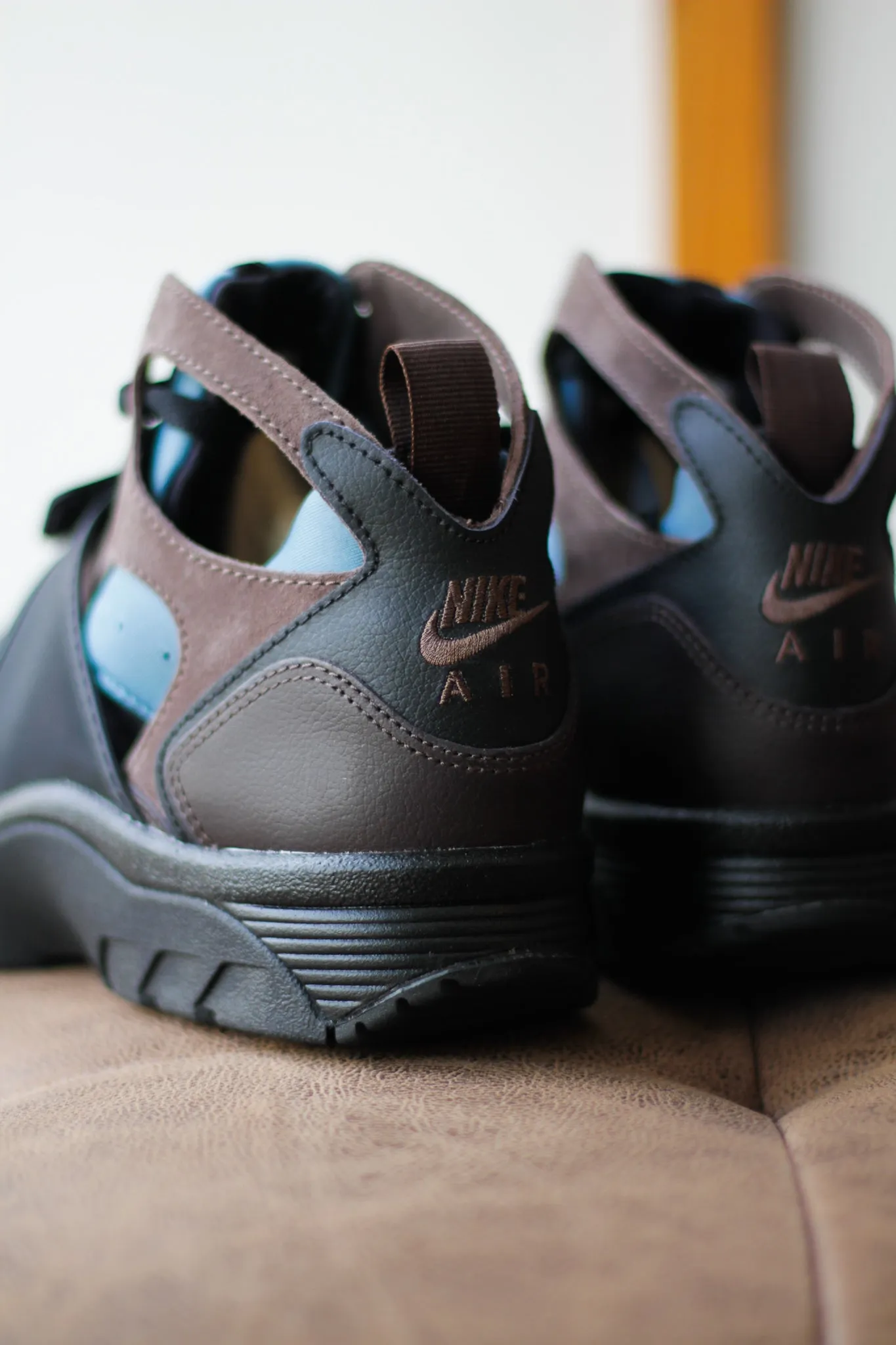 NIKE AIR TRAINER HURACHE "BLACK/BAROQUE BROWN-SMOKEY BLUE"