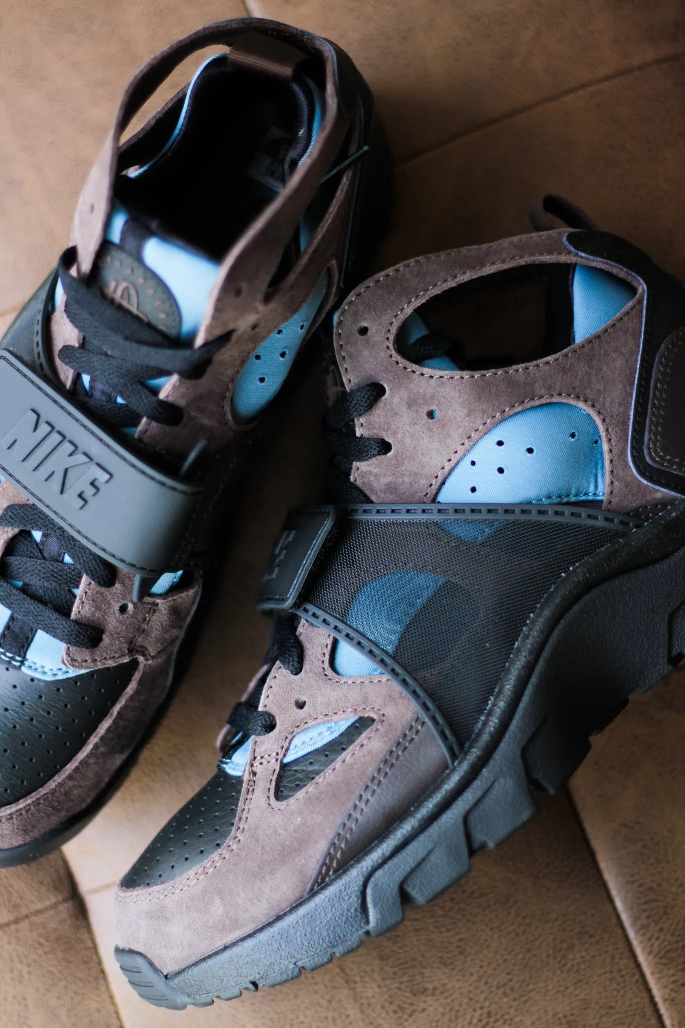 NIKE AIR TRAINER HURACHE "BLACK/BAROQUE BROWN-SMOKEY BLUE"