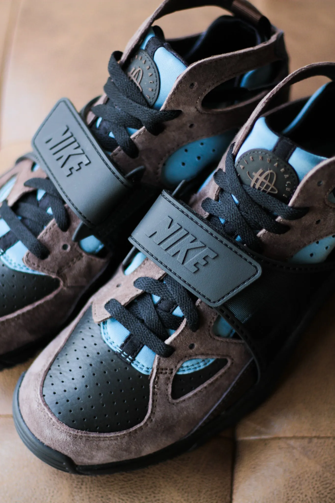 NIKE AIR TRAINER HURACHE "BLACK/BAROQUE BROWN-SMOKEY BLUE"