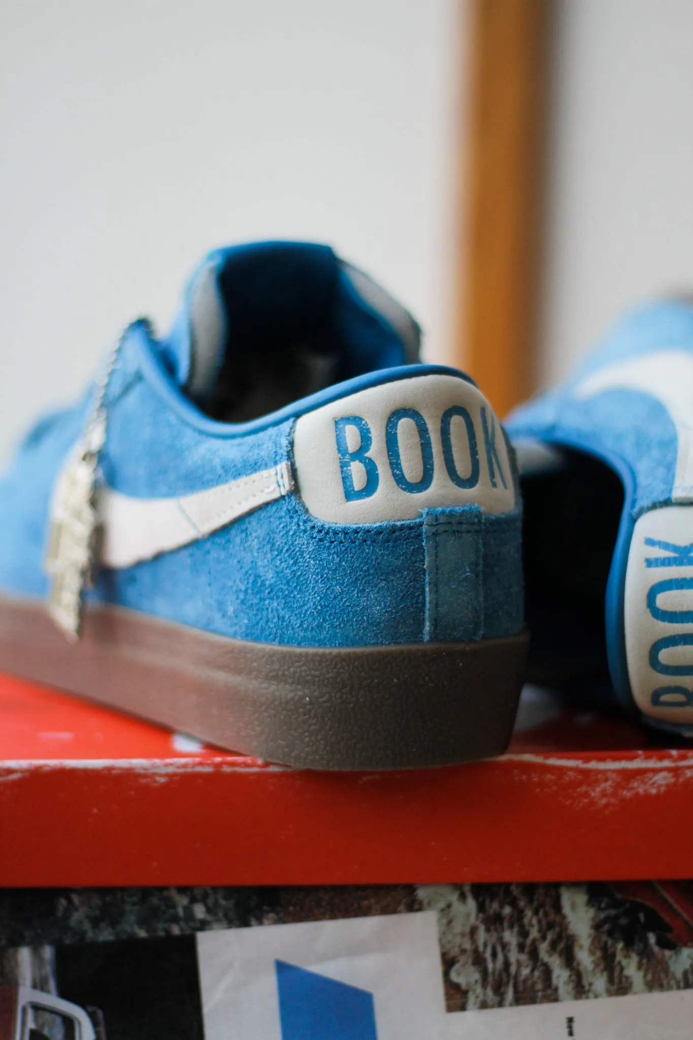 NIKE BLAZER LOW BOOK CHEVY QS "SURF BLUE/SAIL-GUM DARK BROWN"