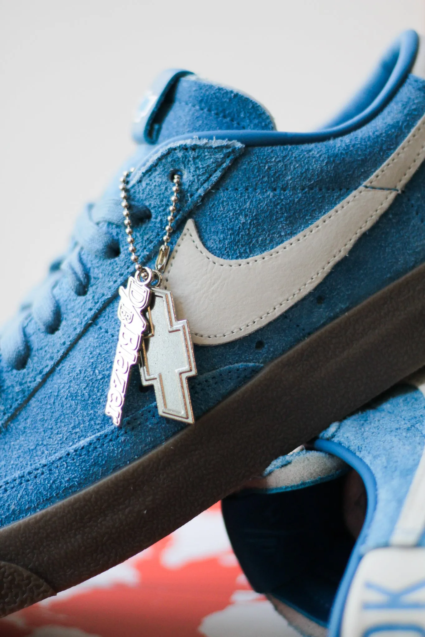NIKE BLAZER LOW BOOK CHEVY QS "SURF BLUE/SAIL-GUM DARK BROWN"