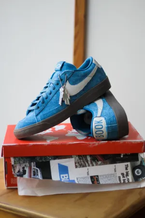NIKE BLAZER LOW BOOK CHEVY QS "SURF BLUE/SAIL-GUM DARK BROWN"