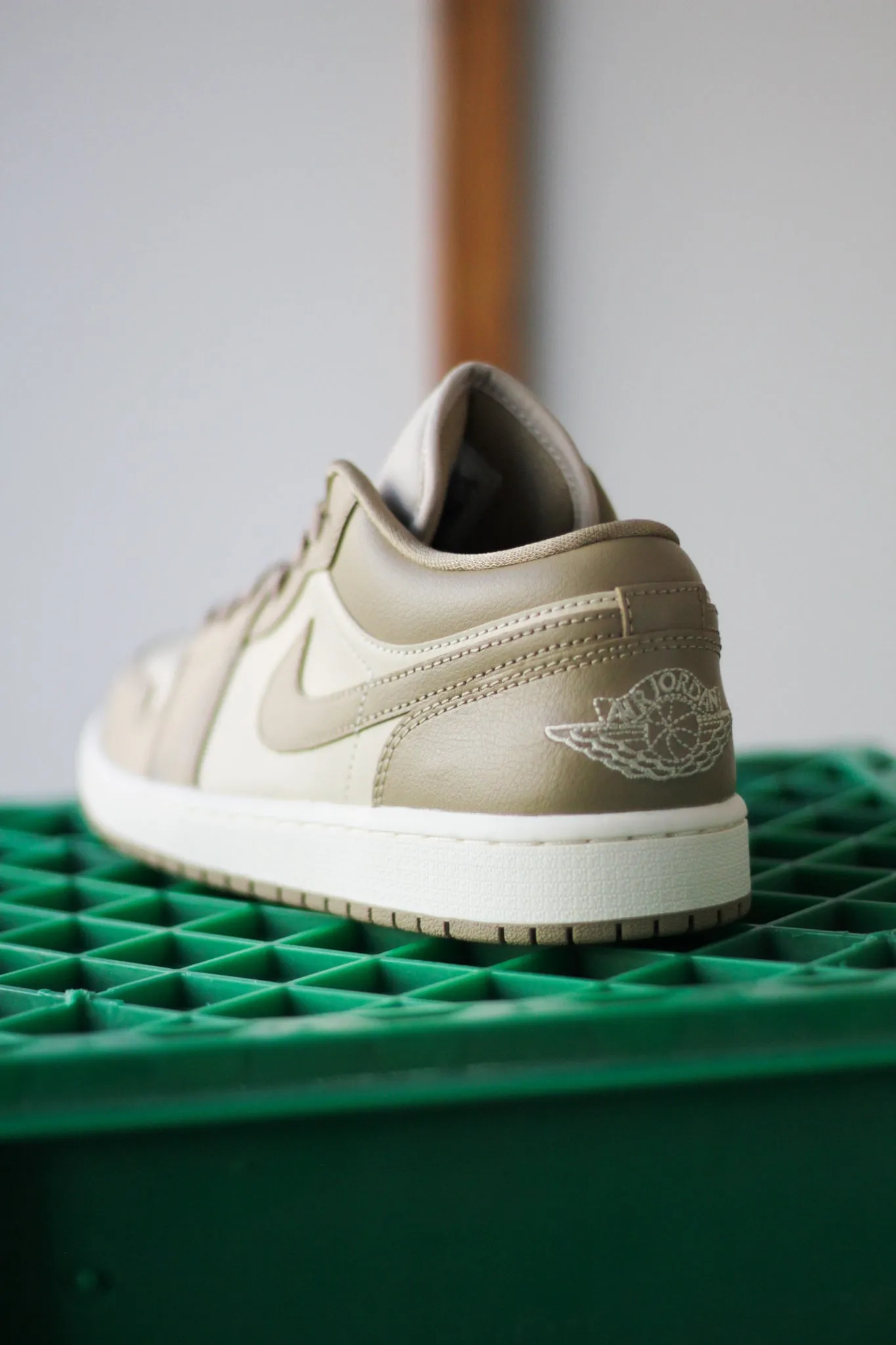 W AIR JORDAN 1 LOW "RATTAN/SAIL/DESERT CAMO"