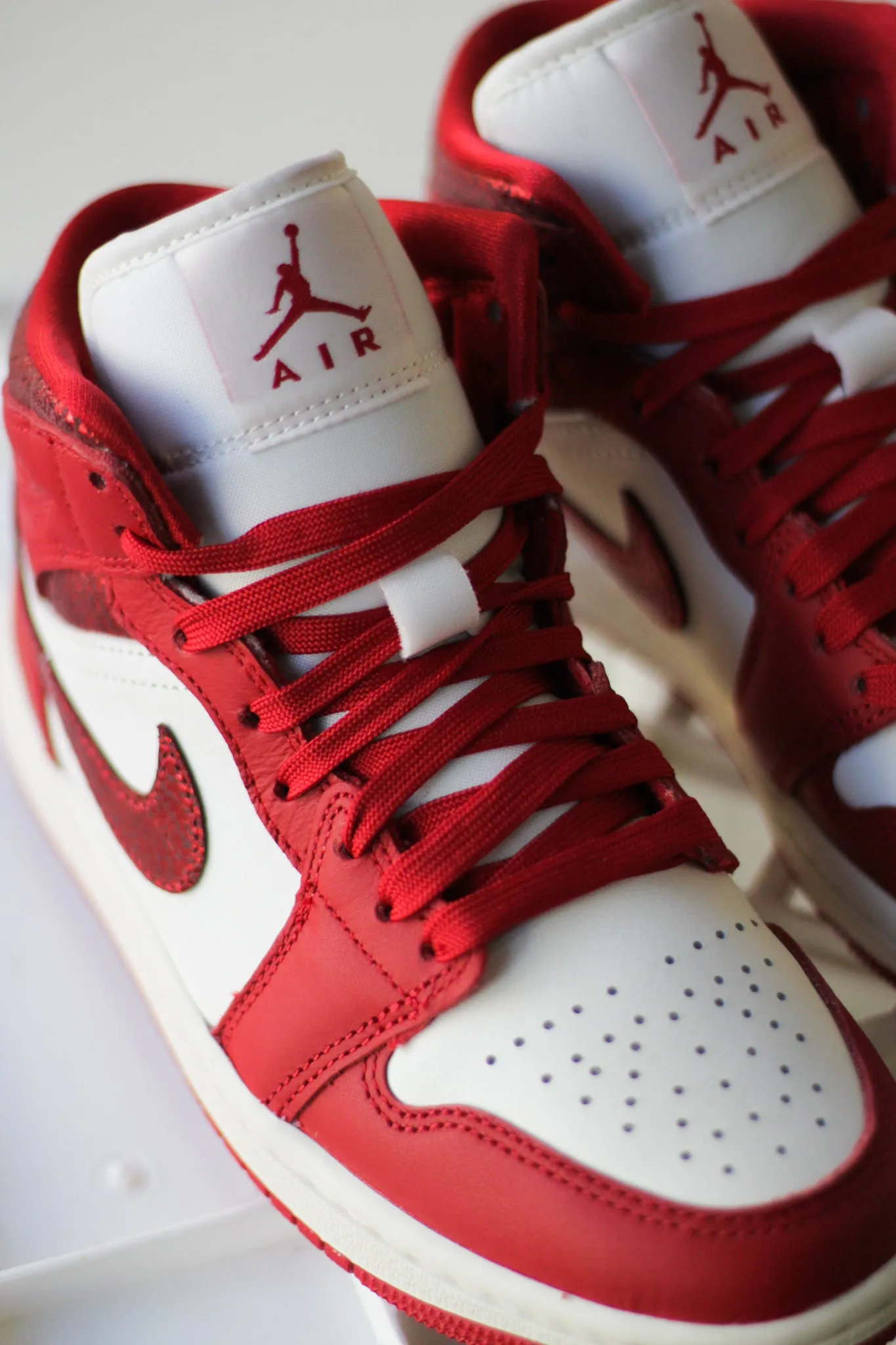 W AIR JORDAN 1 MID SE "SAIL/VARSITY RED-TEAM RED"