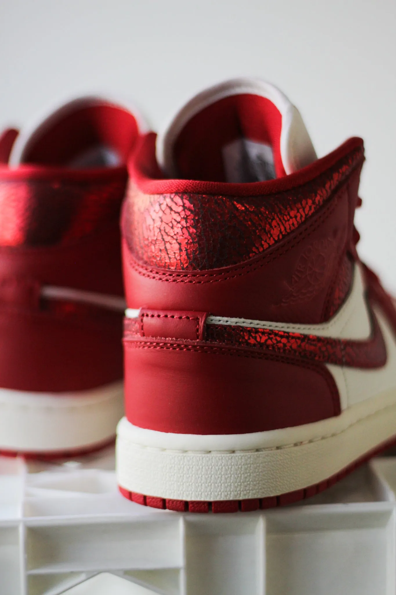 W AIR JORDAN 1 MID SE "SAIL/VARSITY RED-TEAM RED"