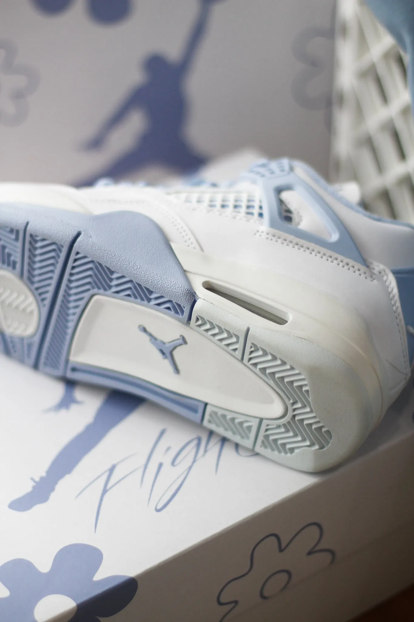 W AIR JORDAN 4 RETRO "WHITE/ALUMINUM-BLUE TINT-OIL GREEN"