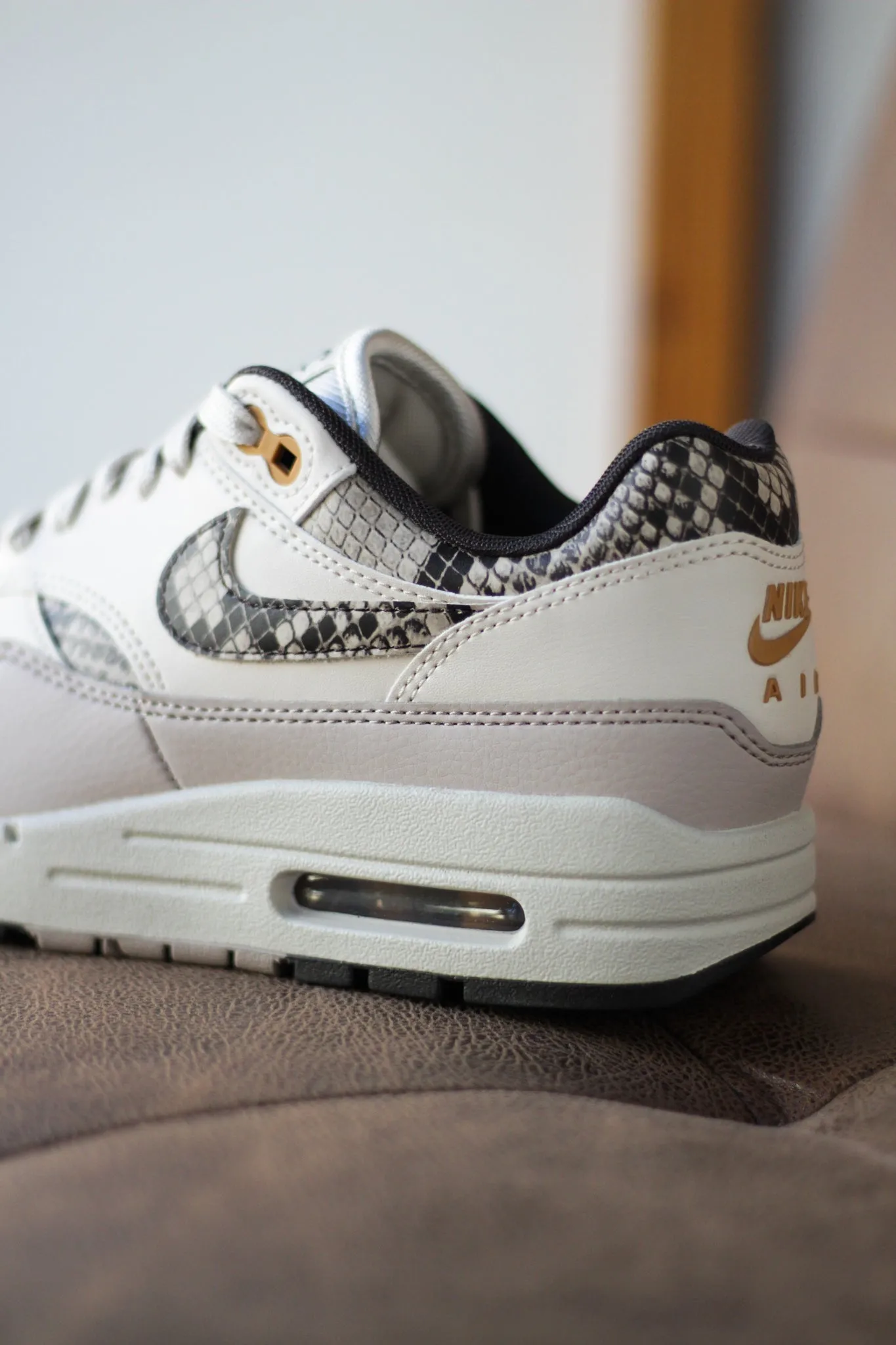 W NIKE AIR MAX 1 '87 "LT OREWOOD BRN/MULTI-COLOR-MALT"