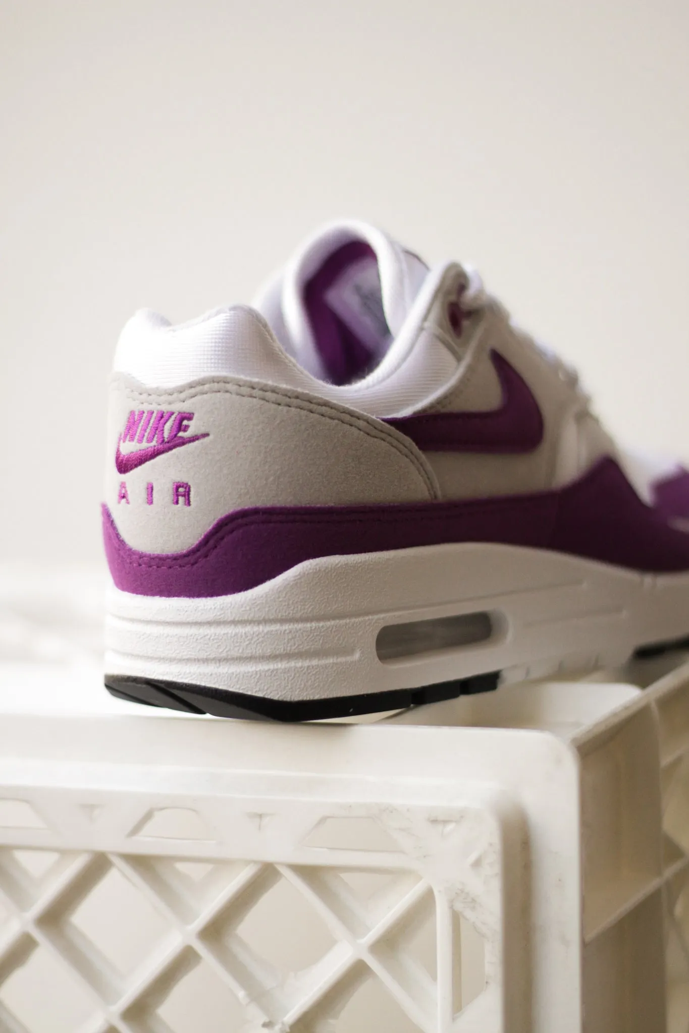 W NIKE AIR MAX 1 '87 TEXTILE "WHITE/BOLD BERRY-NEUTRAL GREY-BLACK"