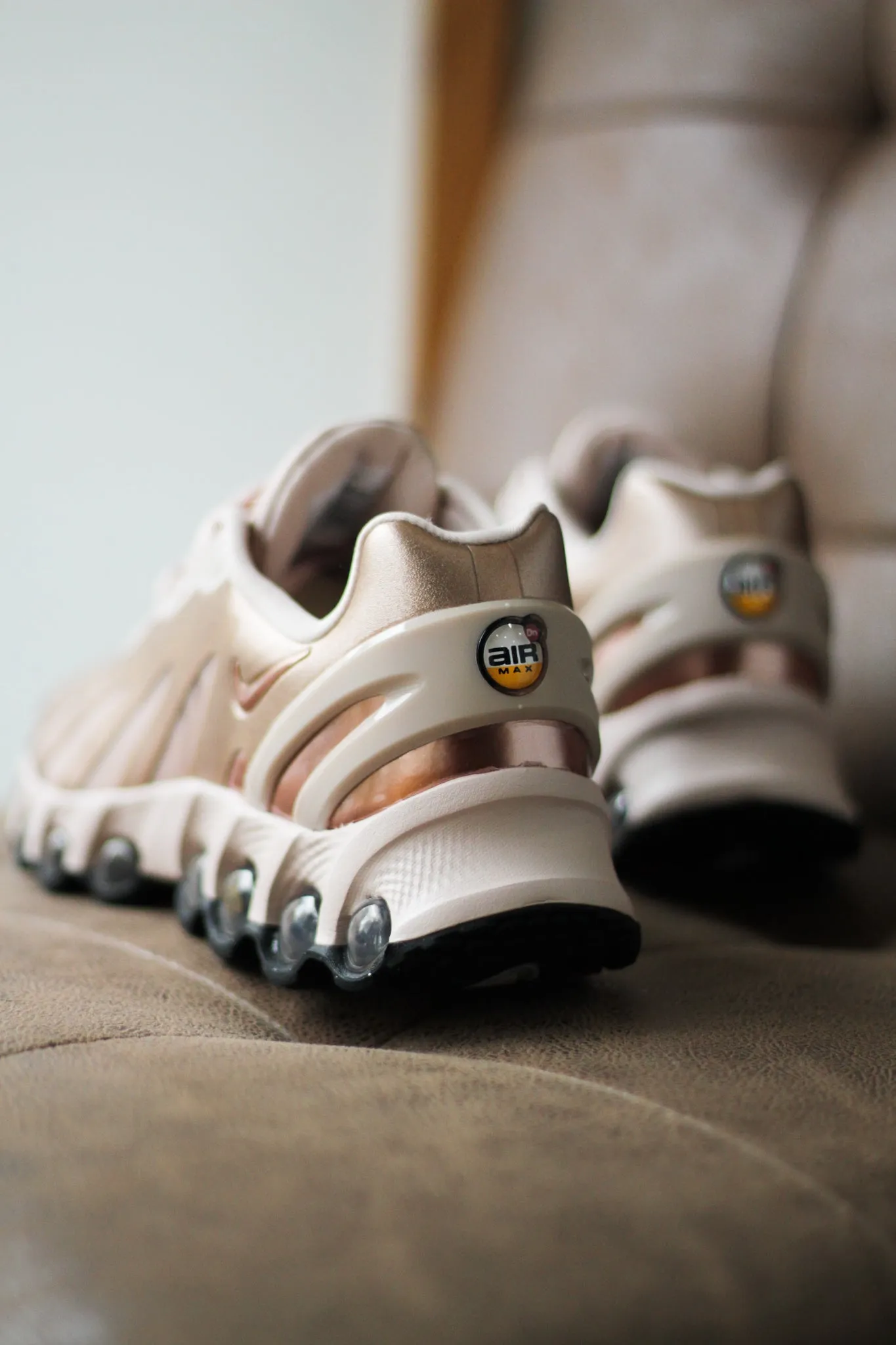 W NIKE AIR MAX DN8 "METALLIC RED BRONZE/BLACK-PARTICLE BEIGE"