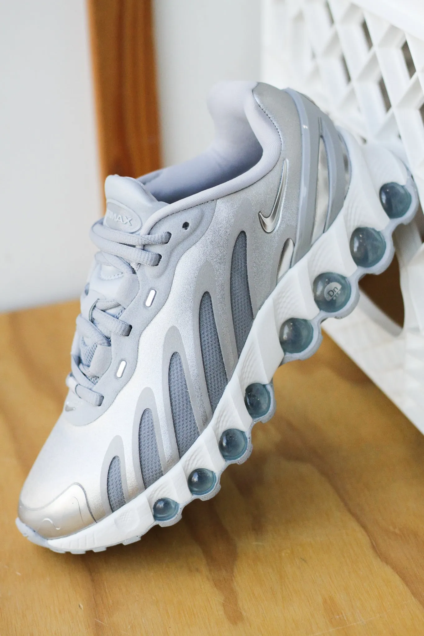 W NIKE AIR MAX DN8 "WOLF GREY/METALLIC SILVER-OFF WHITE"