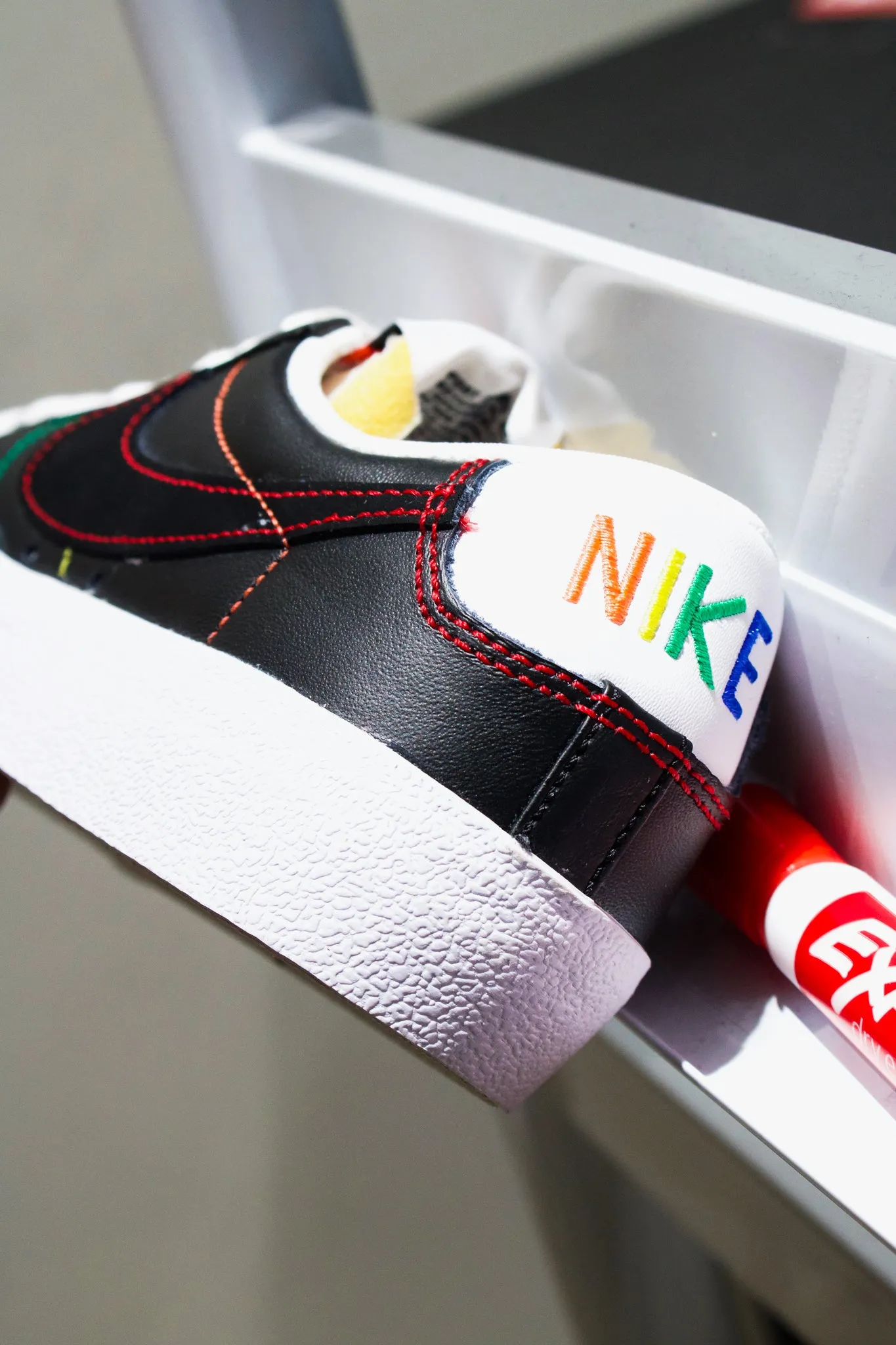 W NIKE BLAZER LOW 77 "BLACK/MULTI STITCH"