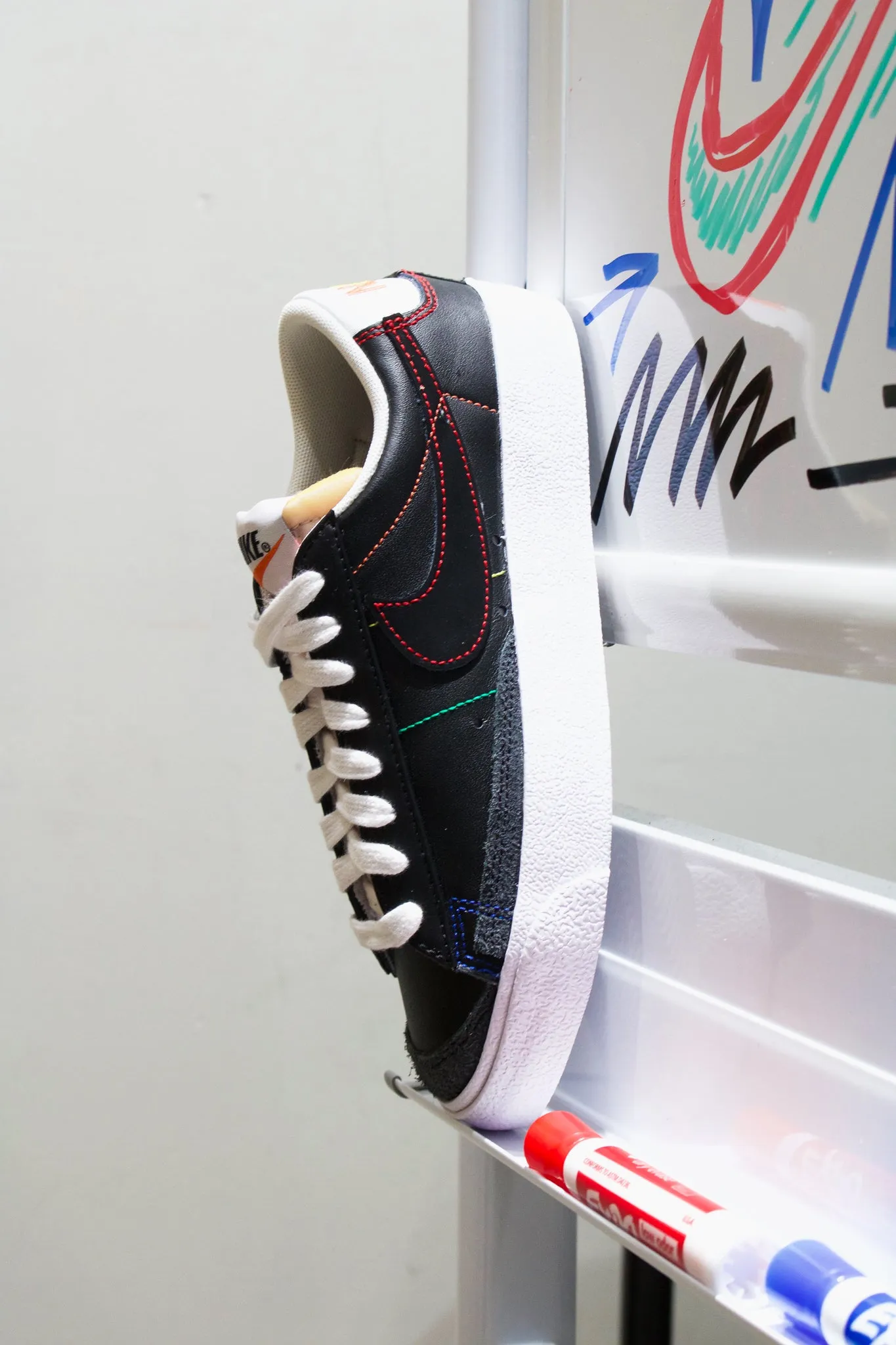 W NIKE BLAZER LOW 77 "BLACK/MULTI STITCH"