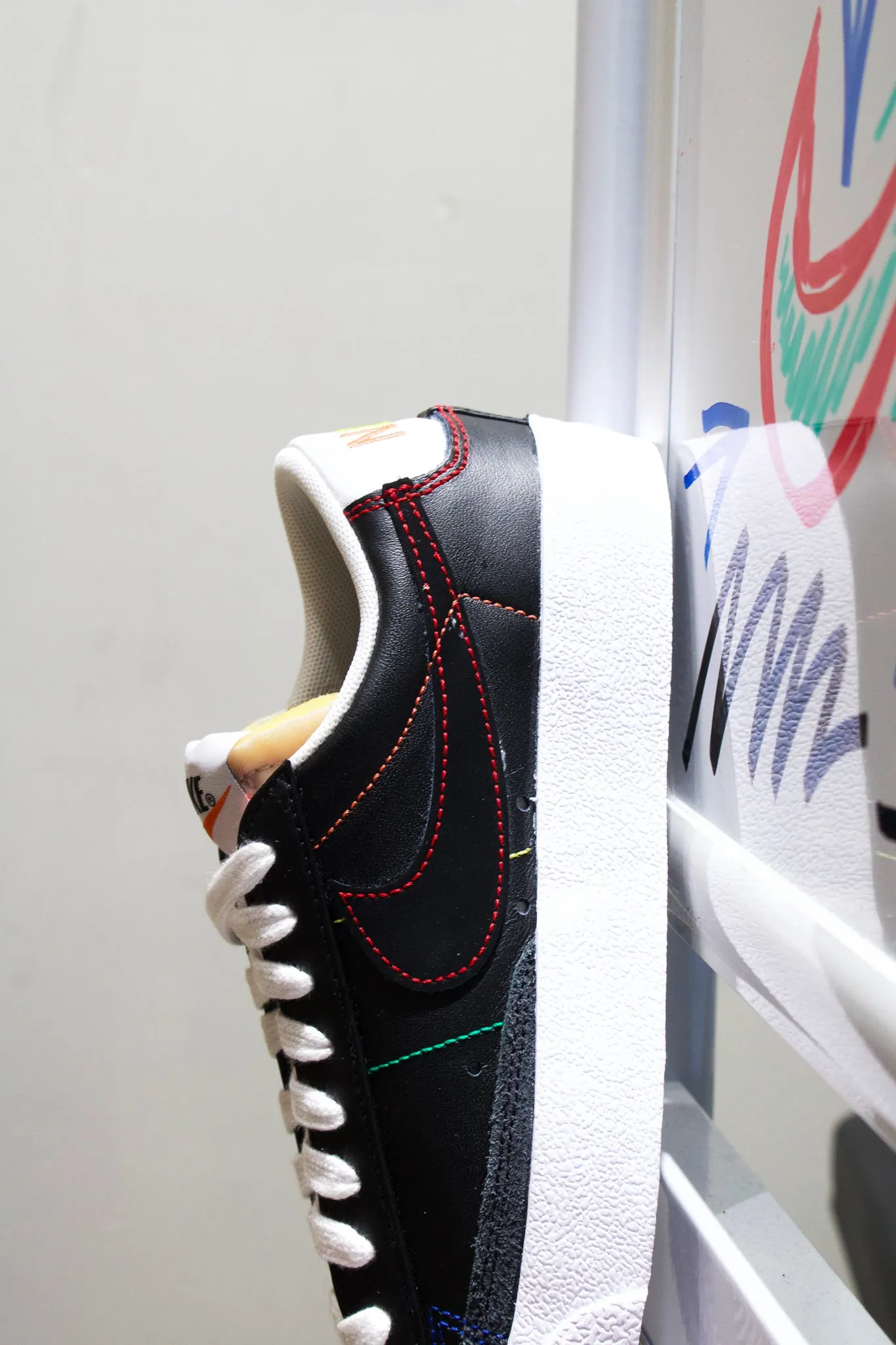 W NIKE BLAZER LOW 77 "BLACK/MULTI STITCH"