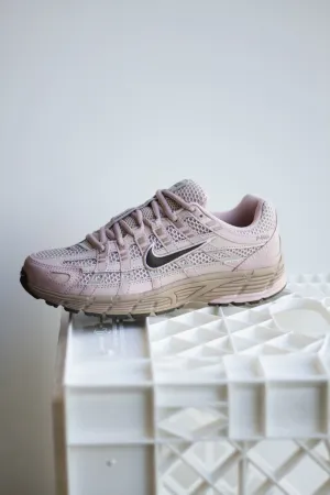 W NIKE P-6000 PRM "FOSSIL STONE/IRONSTONE-HEMP-PINK OXFORD"