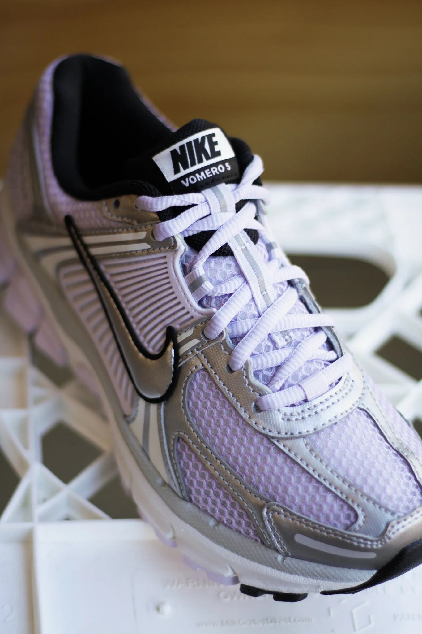 W NIKE ZOOM VOMERO 5 "BARELY GRAPE/METALLIC SILVER-PHOTON DUST"