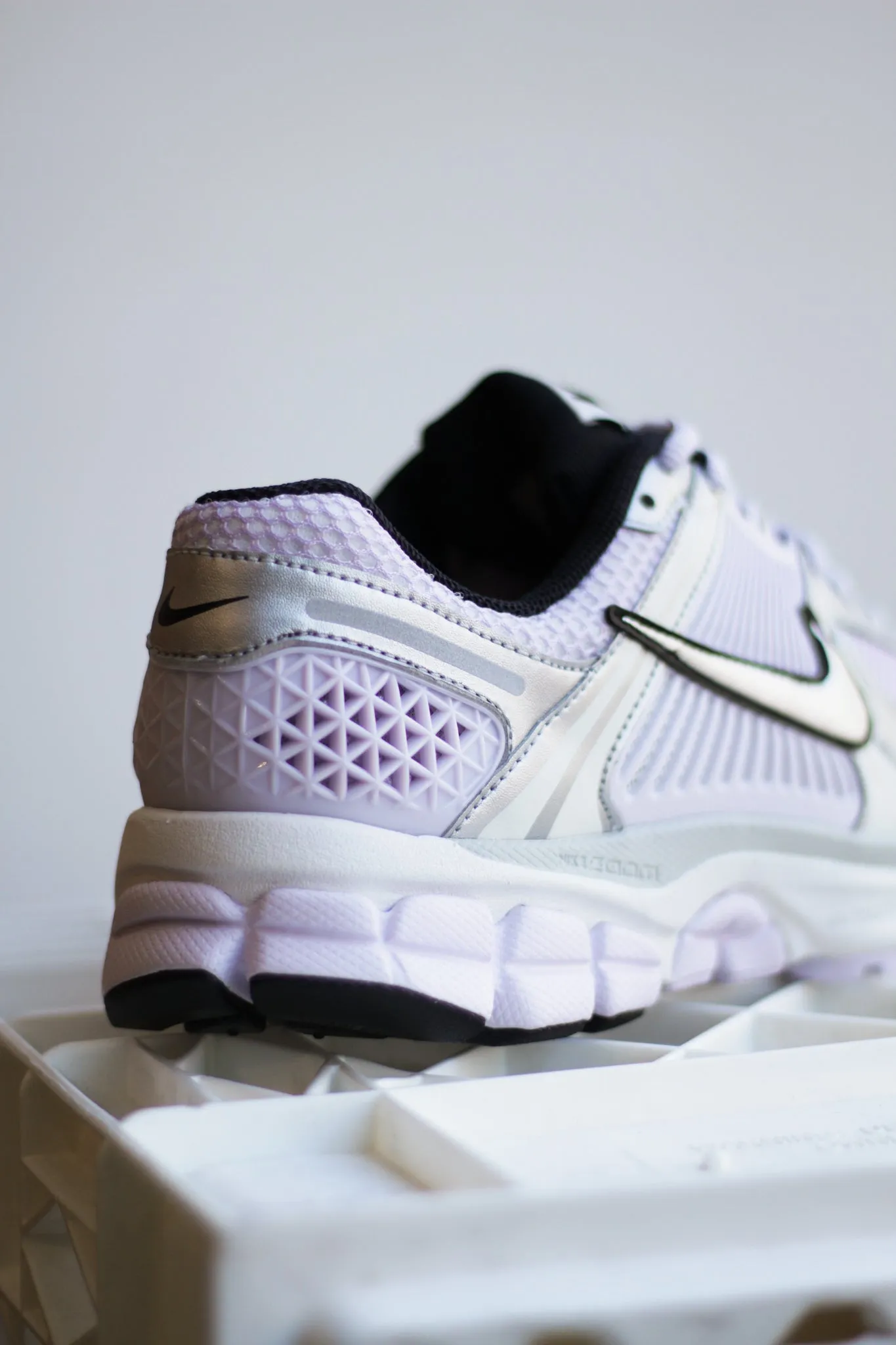 W NIKE ZOOM VOMERO 5 "BARELY GRAPE/METALLIC SILVER-PHOTON DUST"