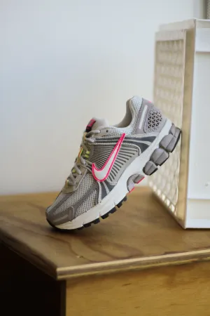 W NIKE ZOOM VOMERO 5 "COLLEGE GREY/SAIL-LIGHT BONE-MEDIUM ASH"