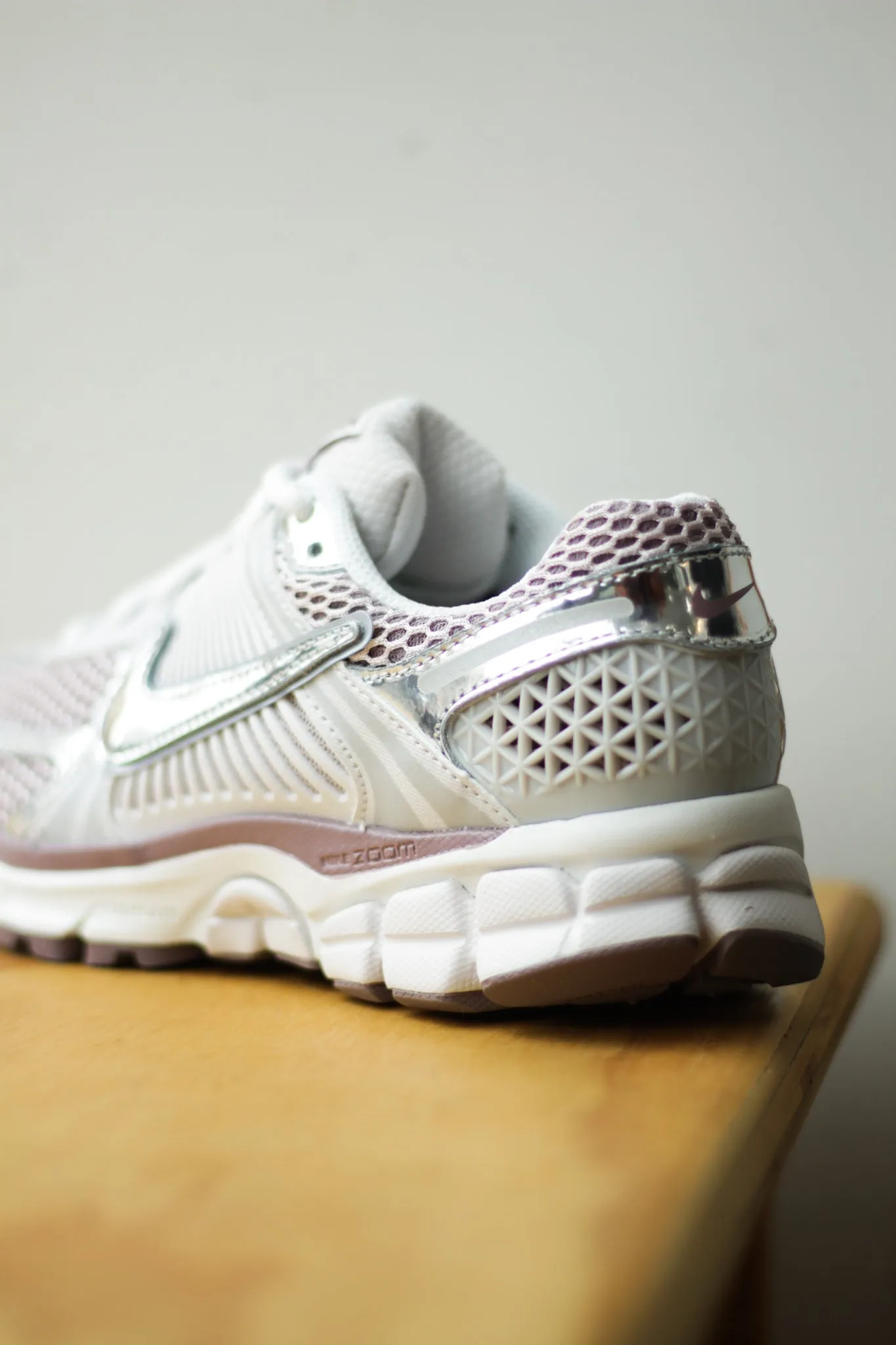 W NIKE ZOOM VOMERO 5 "VAST GREY/METALLIC SILVER"