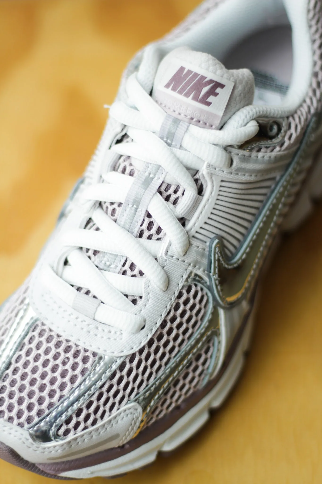 W NIKE ZOOM VOMERO 5 "VAST GREY/METALLIC SILVER"